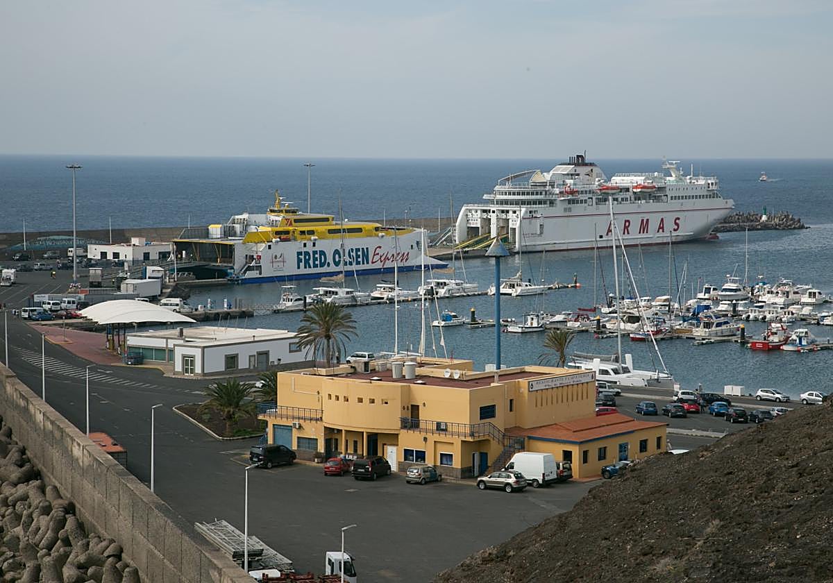 El ferry de Fred. Olsen y de Armas, en el muelle de Morro Jable, en el municipio de Pájara.