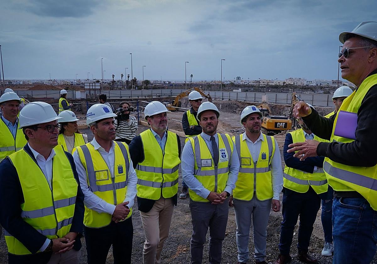 Visita institucional a las obras de uso social que se están levantando en Arrecife, en Maneje.
