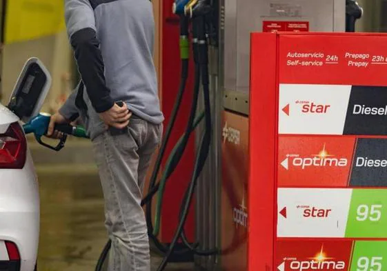 Foto de archivo de un ciudadano repostando en una gasolinera.