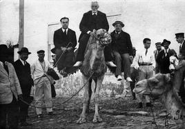 Unamuno, montado a camello con su compañero de confinamiento Rodrigo Soriano y con su otro compañero, pero de tertulia, Ramón Castañeyra, en el Puerto de Cabras de 1924.