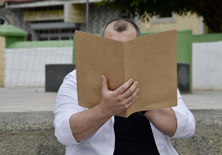 Yeray Oliva prefiere no mostrar su imagen. Porta parte de la documentación del expediente de su madre.