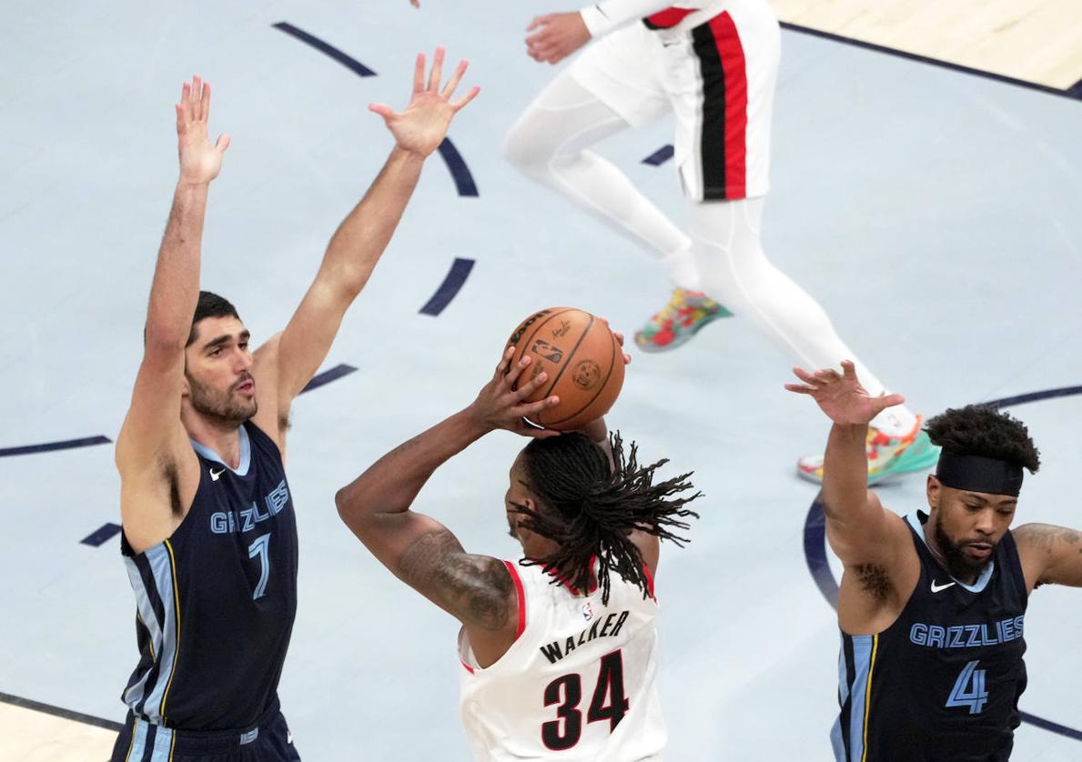 Santi Aldama defiende a un jugador de los Blazers.