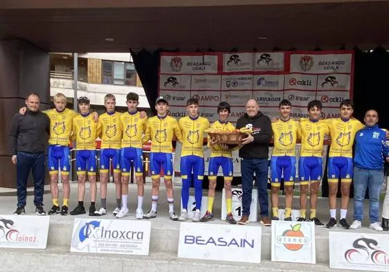 El equipo quipo cadete de carretera del Gran Canaria Bike Team, primer clasificado en Beasain.