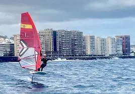 La Copa de Canarias tablas a vela llega a su fin en la bahía de la capital grancanaria.