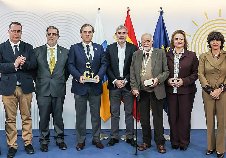 Imagen de los galardonados con las autoridades.