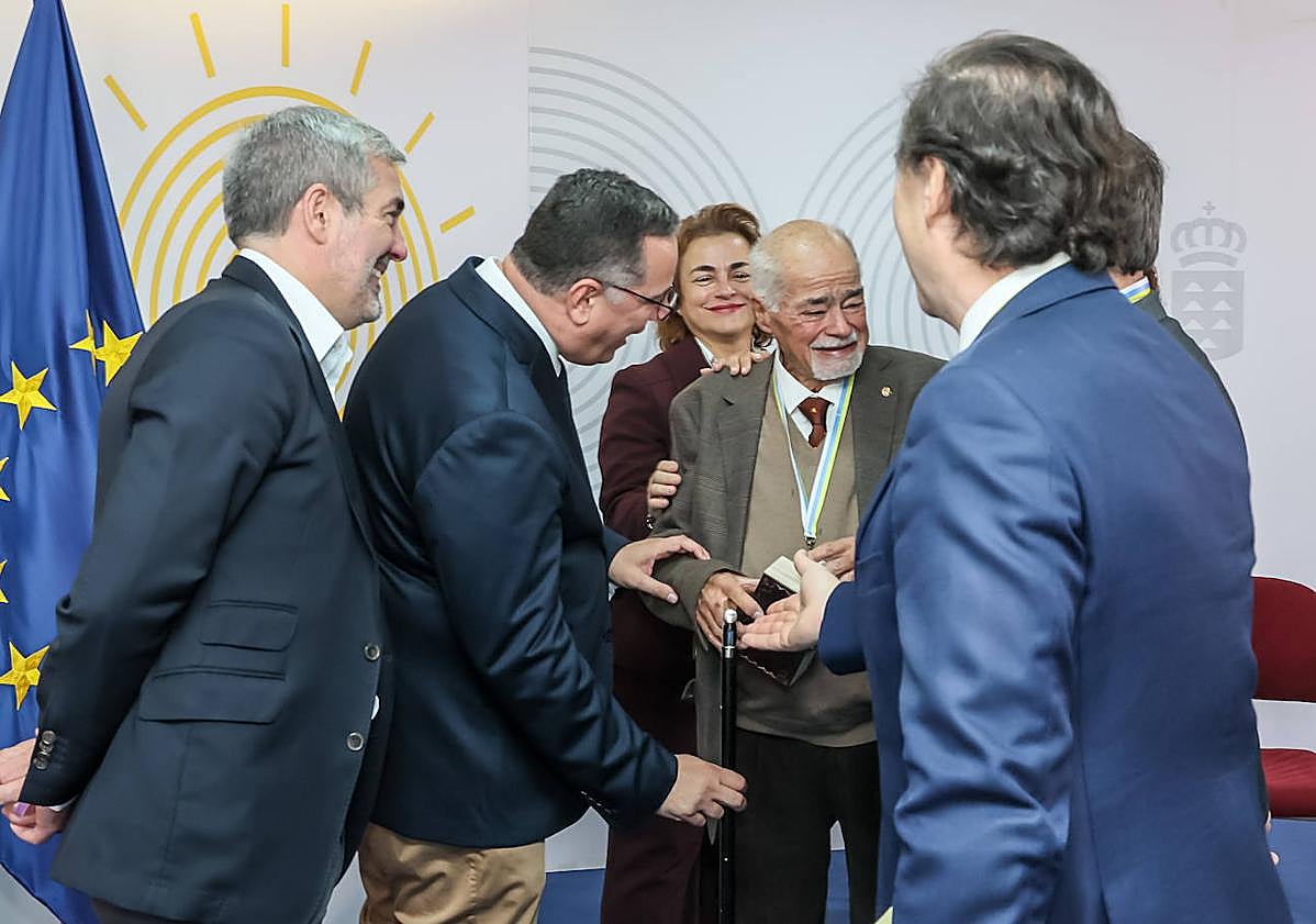 Imagen principal - Imagen de los galardonados en el momento de recoger su premio.