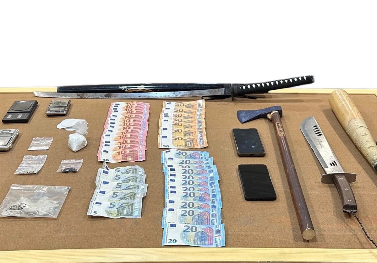Imagen del dinero, droga y objetos incautados por la Policía Nacional.