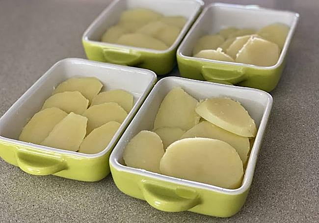 Cortamos las papas en rodajas