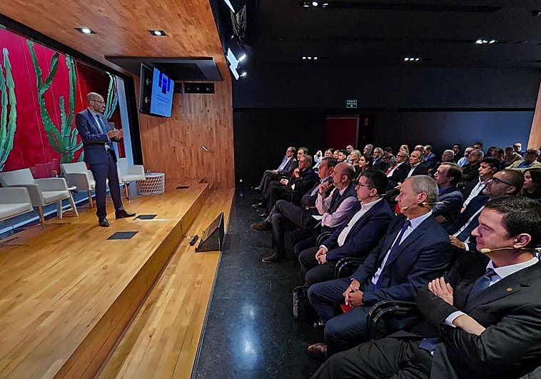 Asistentes al foro celebrado en las instalaciones del periódico en El Sebadal.