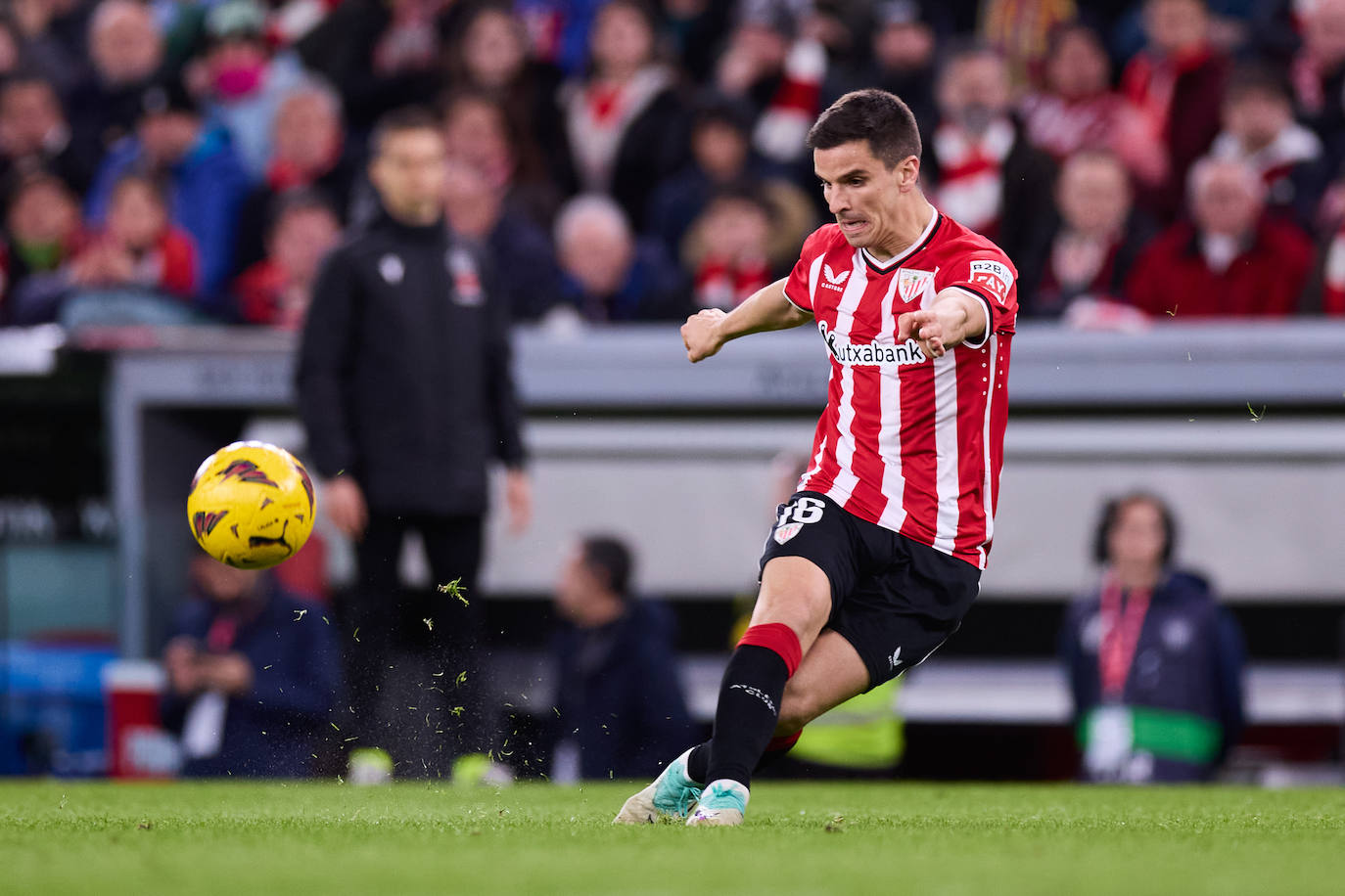Galarreta golpea la pelota con el Athletic Club.