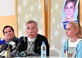 García Montes, junto a la madre y el abuelo de Yéremi.