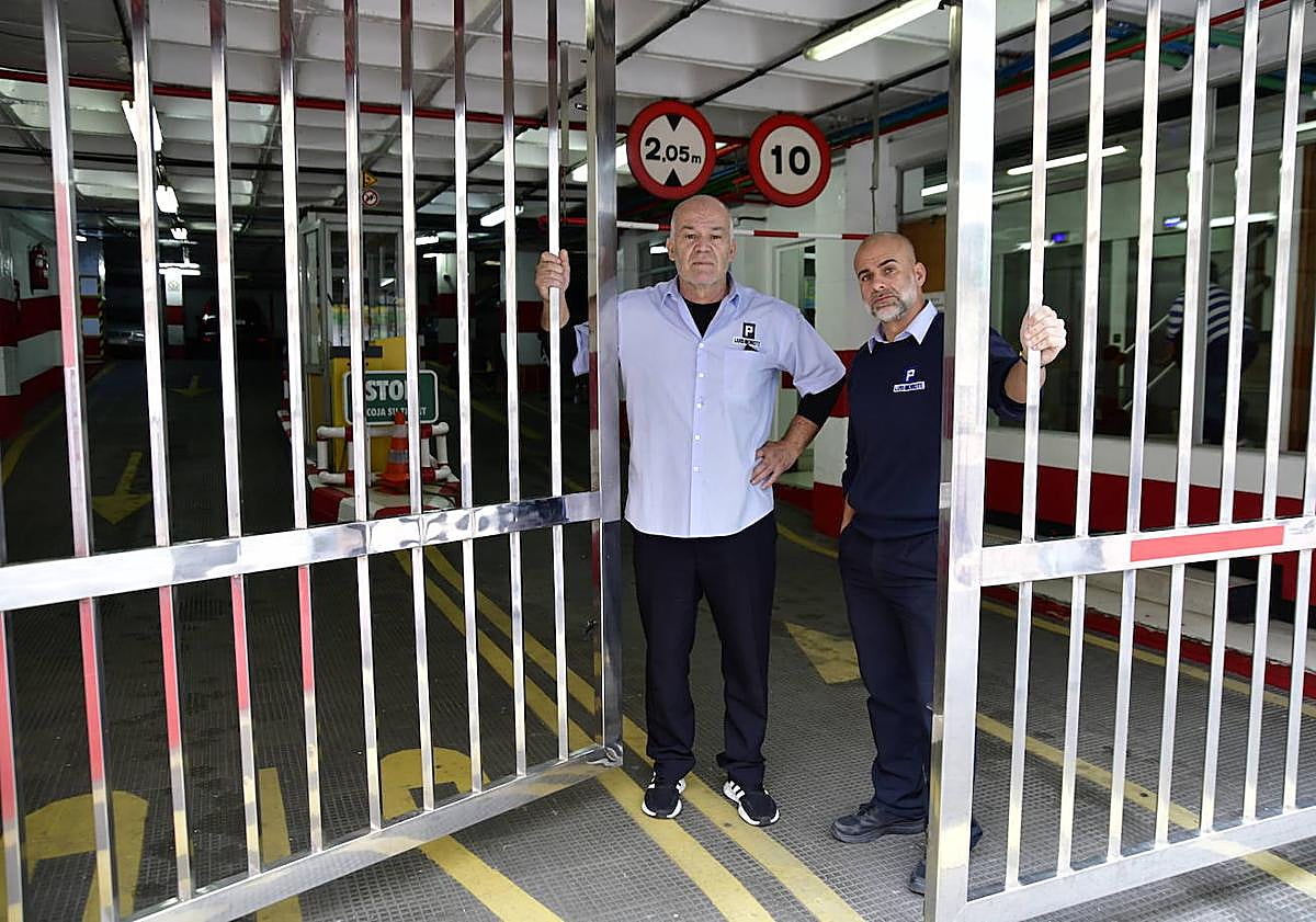 Imagen principal - Los trabajadores explican la situación que viven. 