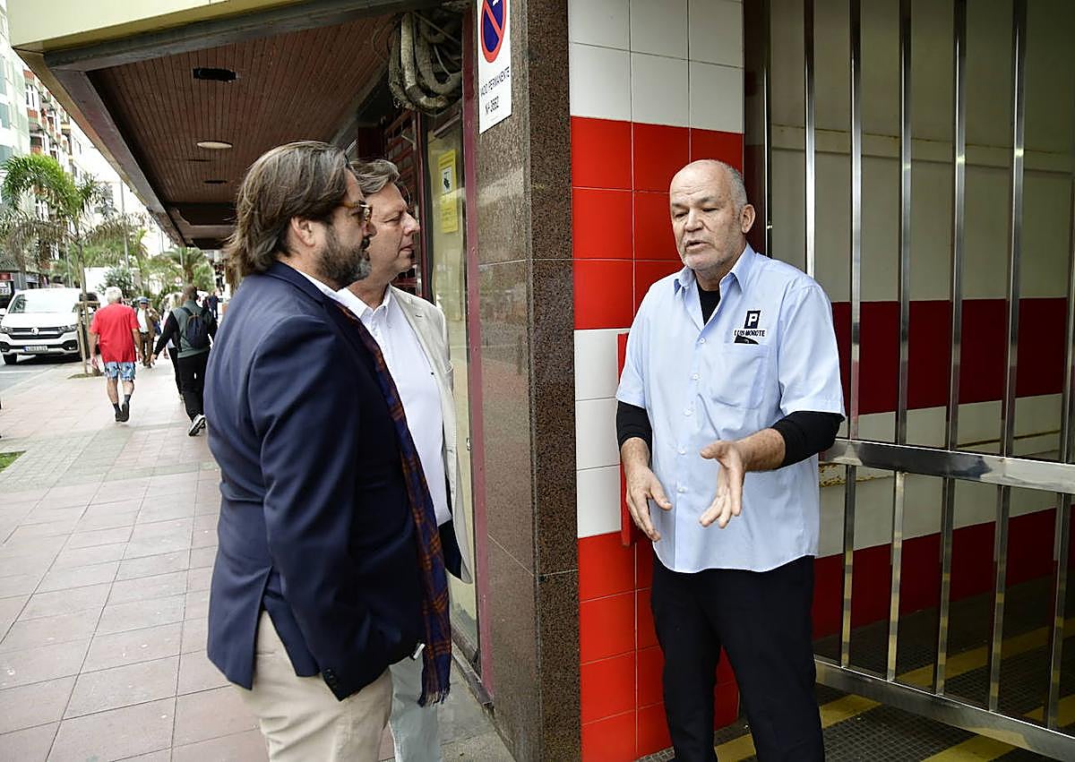 Imagen secundaria 1 - Los trabajadores explican la situación que viven. 