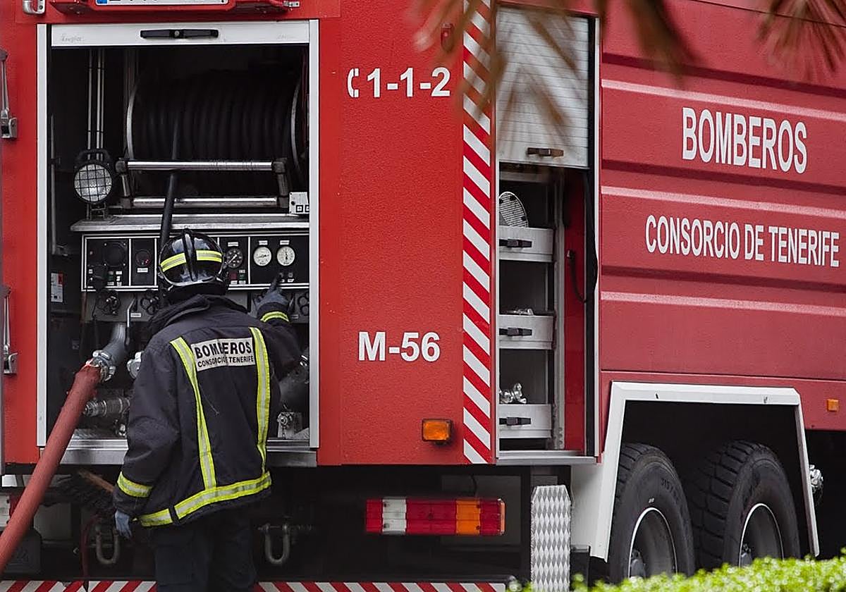 Cuatro personas afectadas, una de ellas grave, en el incendio de una vivienda en Santa Cruz de Tenerife