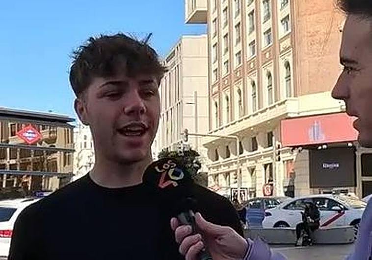 Imagen del tiktoker con uno de los jóvenes.