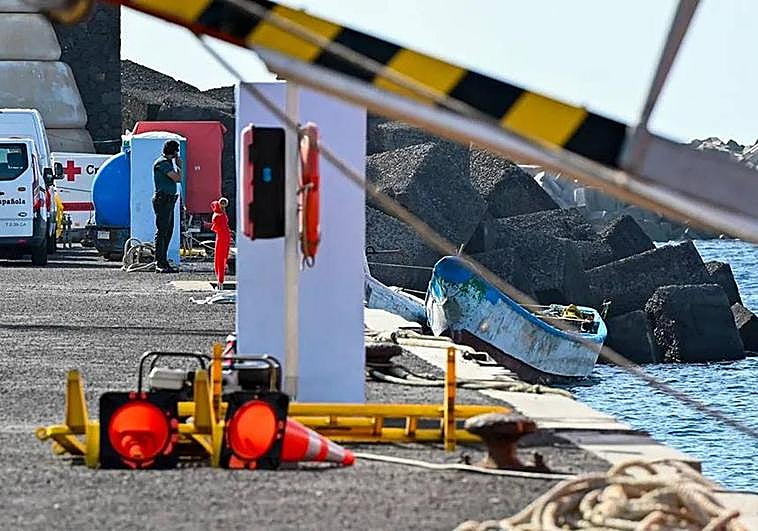 Desembarco de un grupo de inmigrantes rescatados en aguas cercanas a El Hierro.