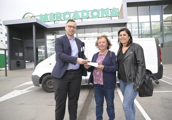 Entrega de furgón a Flora Acoge por parte de Mercadona, en Arrecife.