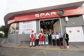 El equipo de SPAR Las Longueras durante la reapertura.