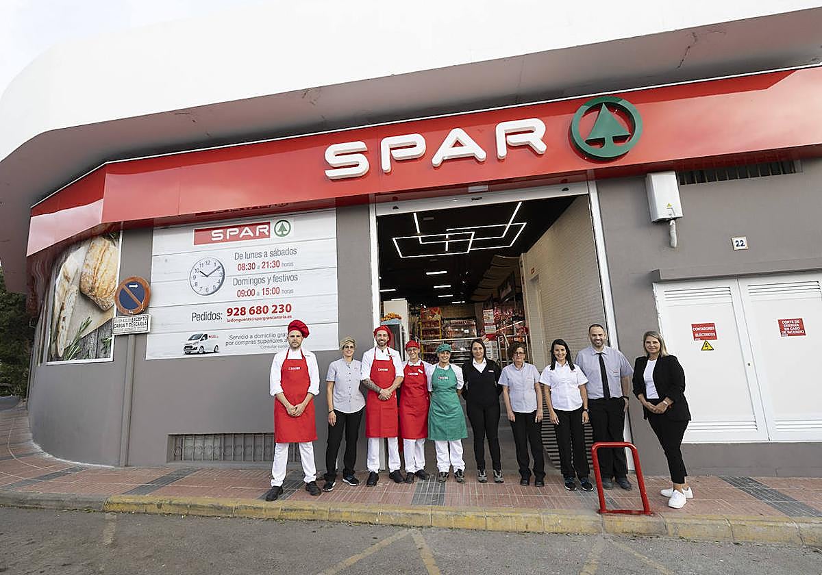 El equipo de SPAR Las Longueras durante la reapertura.