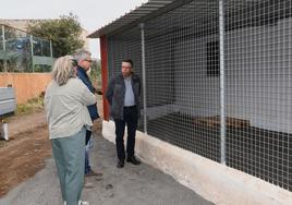 El alcalde de Valsequillo, Francisco Atta, en la visita a las instalaciones municipales.