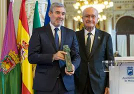 Fernando Clavijo recibe el premio de manos de Francisco de la Torre.