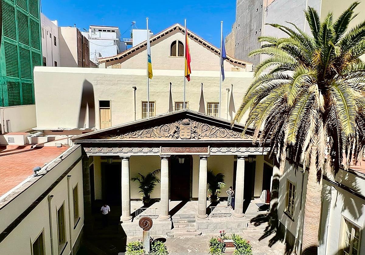 El Parlamento de Canarias conmemora el 8M reivindicando la lucha unida de mujeres y hombres por la igualdad real