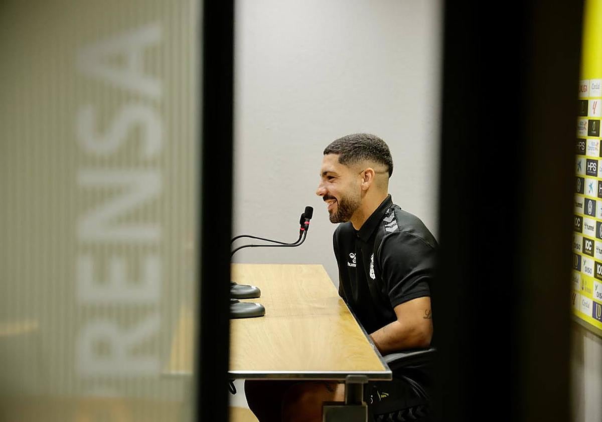 Imagen principal - Álex Suárez: «Al Athletic se le hace daño siendo nosotros mismos»