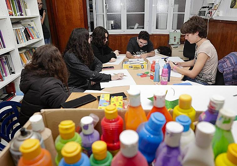 En la imagen, chicas y chicos preparando el material con el que intentarán remover conciencias esta tarde en la marcha del 8M.