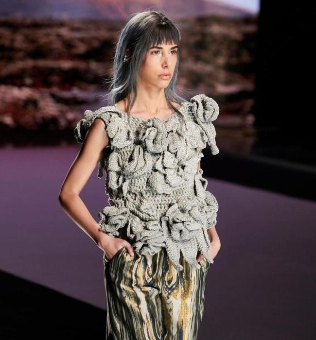 La blusa de crochet de Juan Duyos realizada por la artesana Melissa Herrero en color gris, a la que en el desfile de Madrid se le añadió incluso polvo de plata.