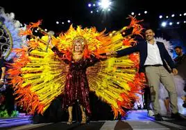 La gran dama del carnaval de Maspalomas 2024, Mari Carmen Rodríguez, en el momento en que recoge el cetro de manos de Alejandro Marichal, alcalde accidental de San Bartolomé de Tirajana.