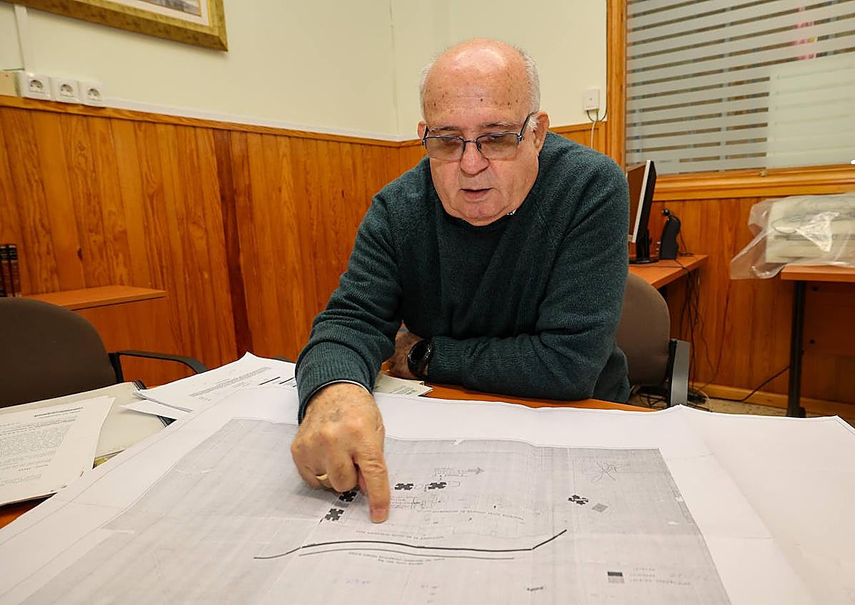 Imagen secundaria 1 - Los vecinos afirman que se han estropeado muchas especies y ahora costean un agua que dicen se garantizó, a cambio de unos terrenos que estaban en la parcela de la urbanización.