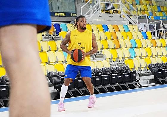 El base francés Andrew Albicy controla el balón en un lance del entrenamiento de este viernes.