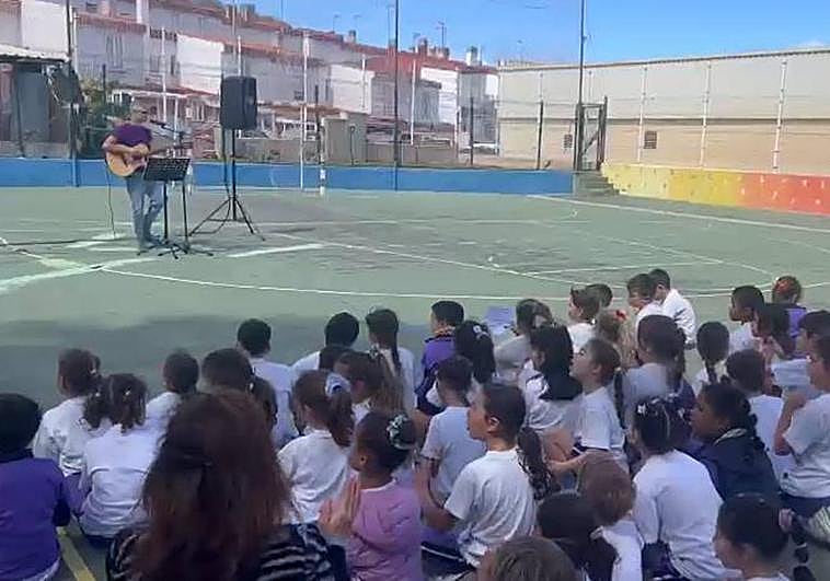 Imagen del concierto homenaje a las mujeres a cargo de Domingo Quintana en el CEIP Hoya Andrea.