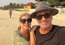 Anna y Herbert en una playa del África Subsahariana.