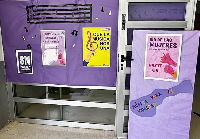 El colegio se tiñó de morado por el 8M.