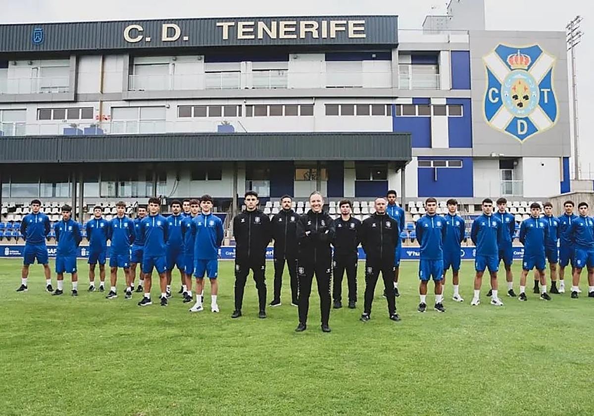La entrenadora Samantha Tormo, junto al resto de su equipo y cuerpo técnico.
