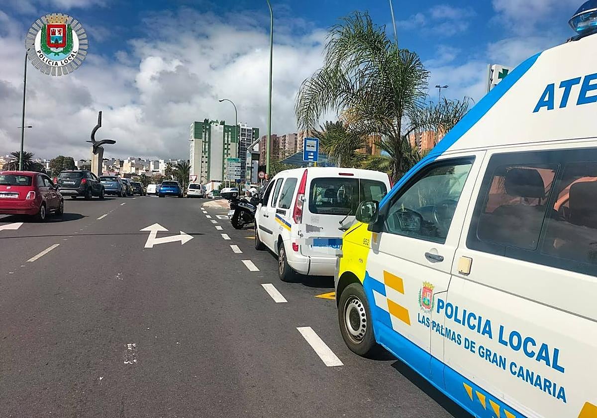 Imagen del taxi y la Policía Local en la capital grancanaria.