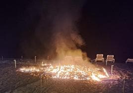 Hamacas arden en la playa de Las Cucharas.