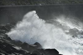 Canarias despide la semana con alerta por fenómenos costeros