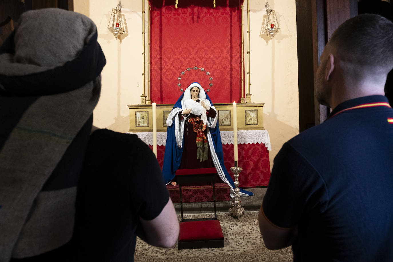 Imagen principal - La fe ciega del costalero llena Vegueta