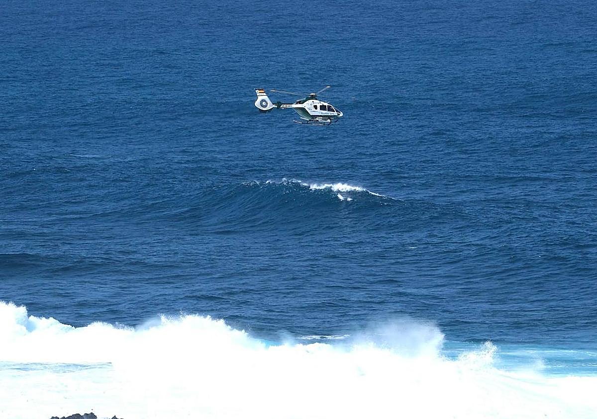 Imagen principal - Más imágenes de la búsqueda de los menores en la playa capitalina.