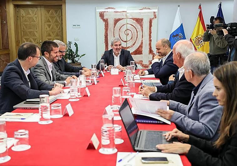Imagen de la reunión de Clavijo con el rector de la ULPGC, Lluís Serra, y el el de la ULL, Francisco Javier García Rodríguez.