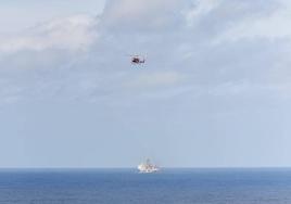 Los buzos de la Guardia Civil esperan una tregua del mar para entrar a buscar a Alejandro y Yassine
