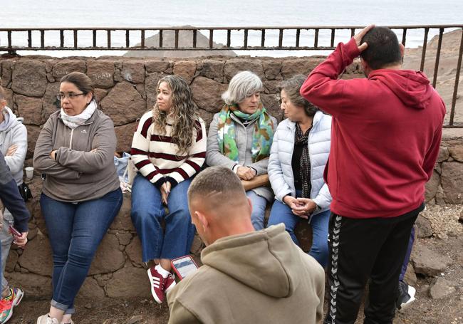 Vecinos de Las Coloradas aguardan noticias de los jóvenes.