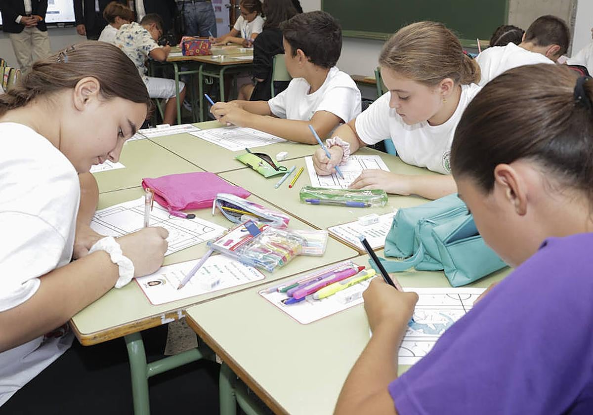 Imagen de archivo de alumnado en una clase.