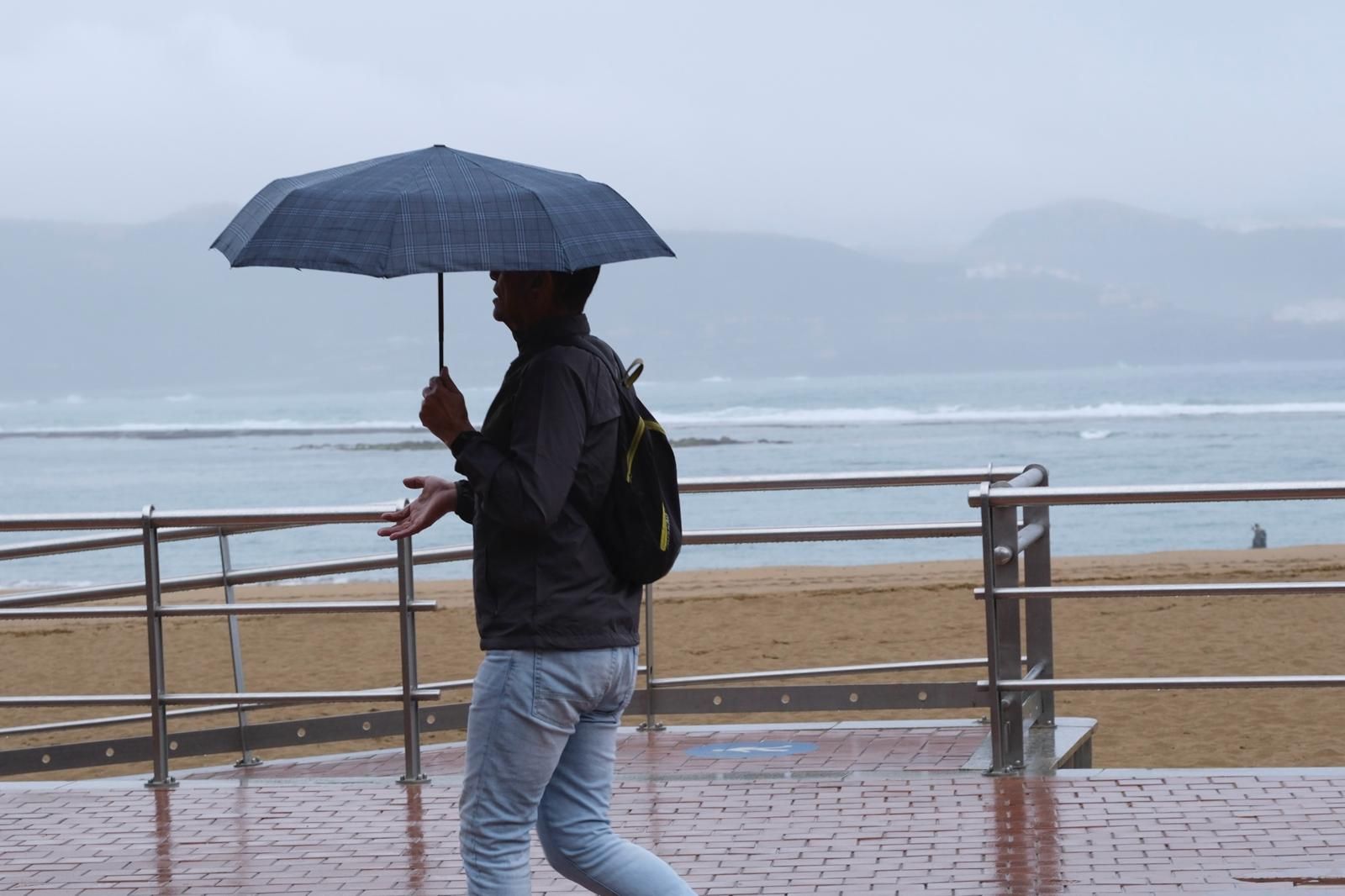 La lluvia moja la capital grancanaria