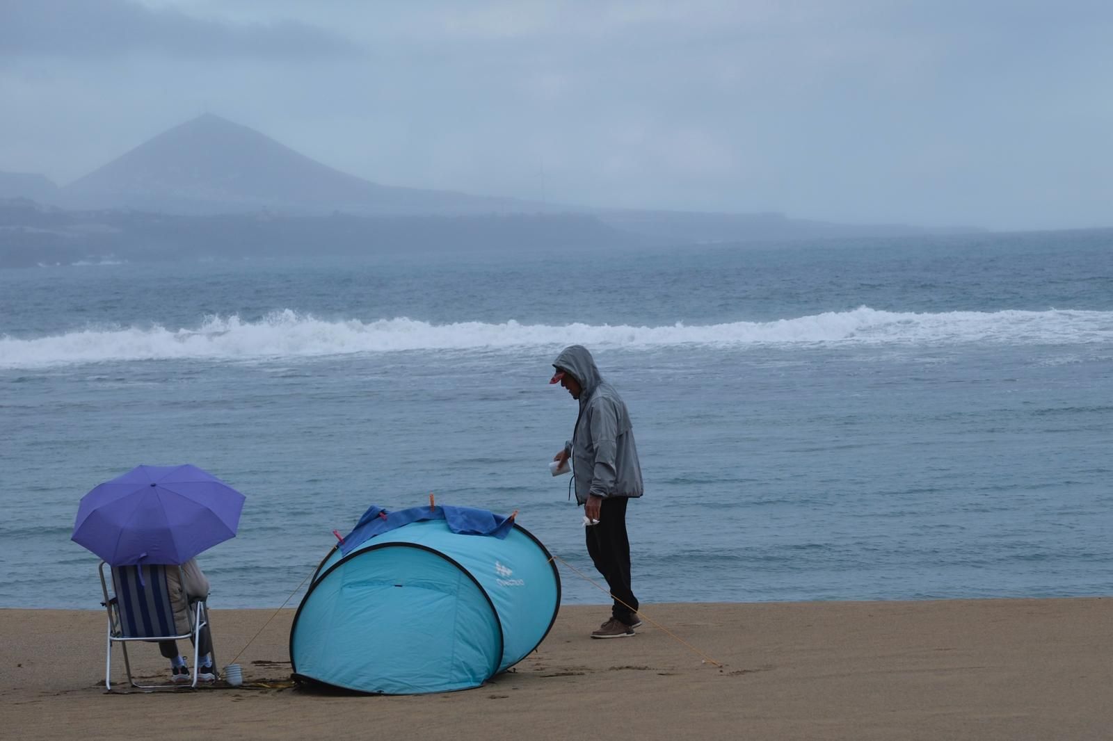 La lluvia moja la capital grancanaria