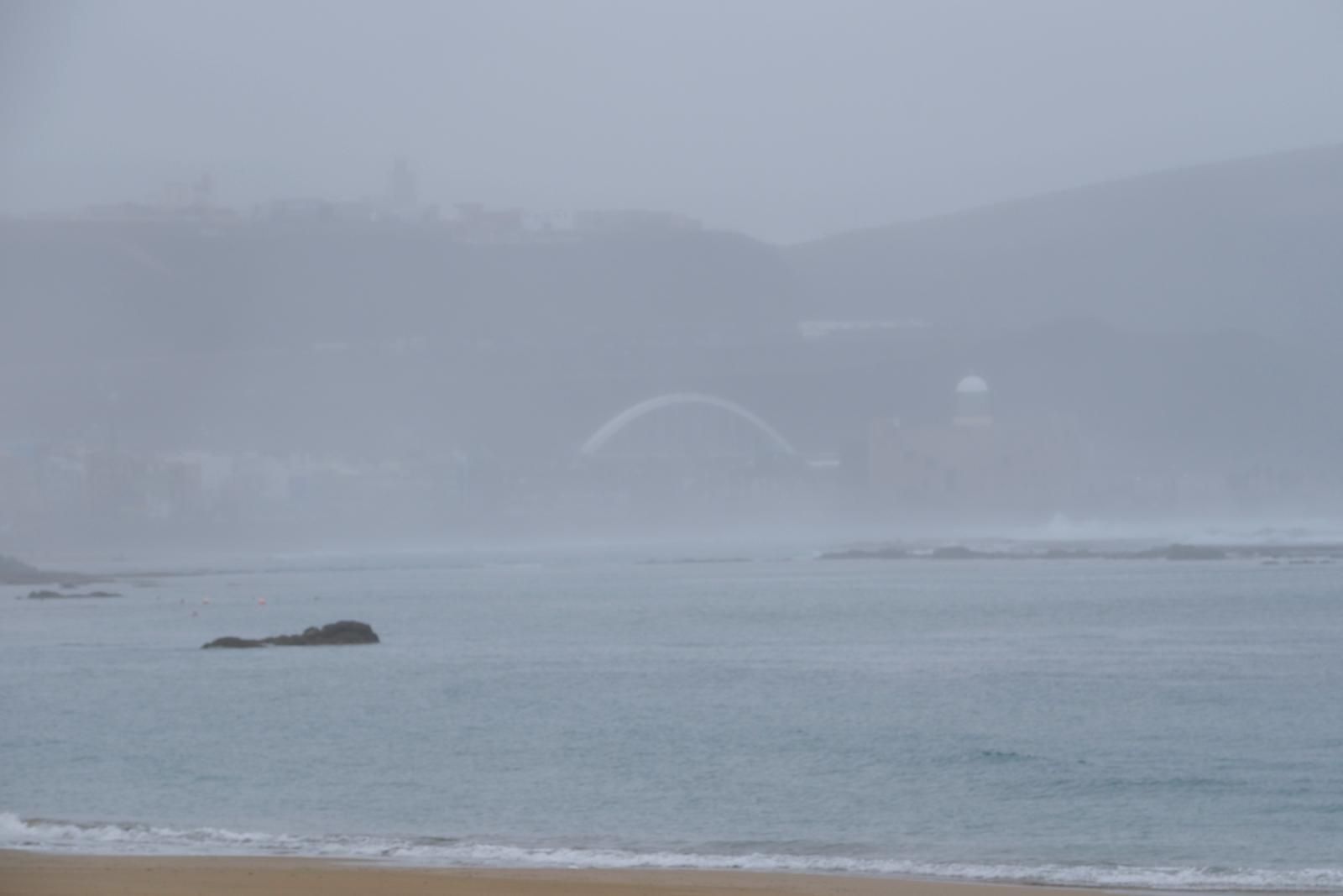 La lluvia moja la capital grancanaria