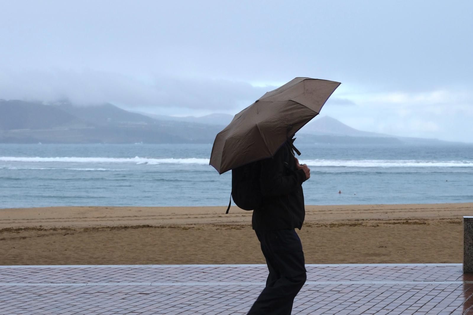 La lluvia moja la capital grancanaria