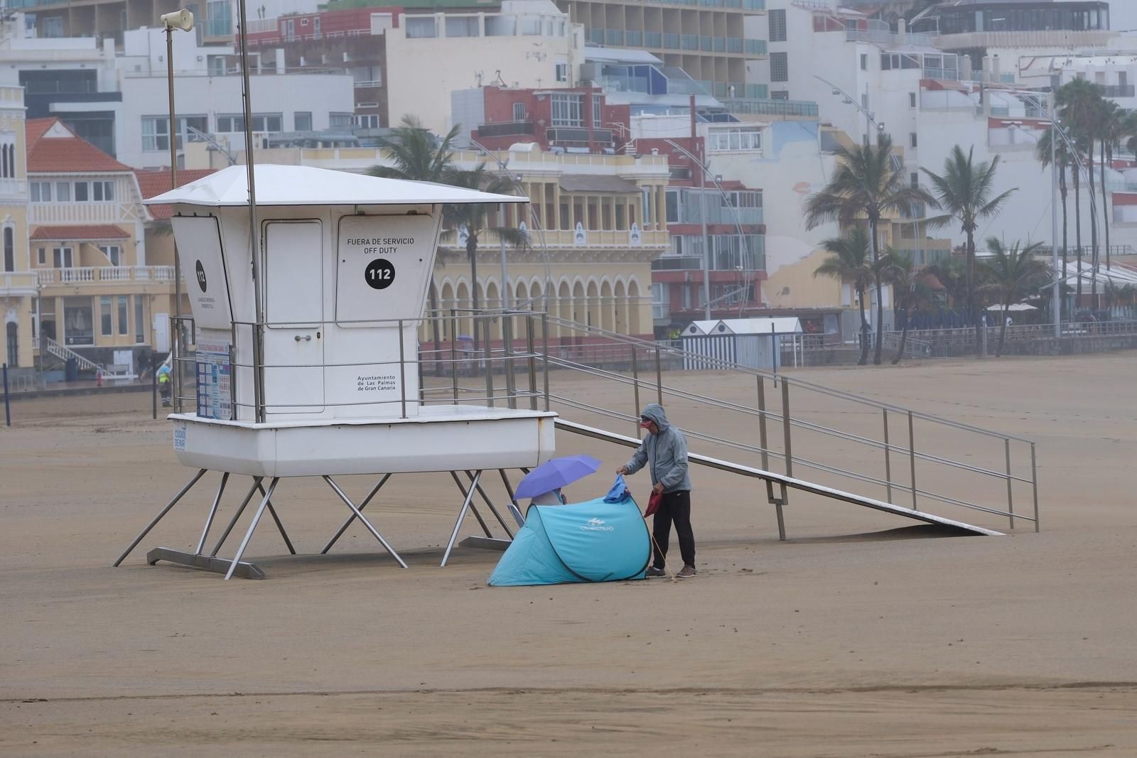 La lluvia moja la capital grancanaria